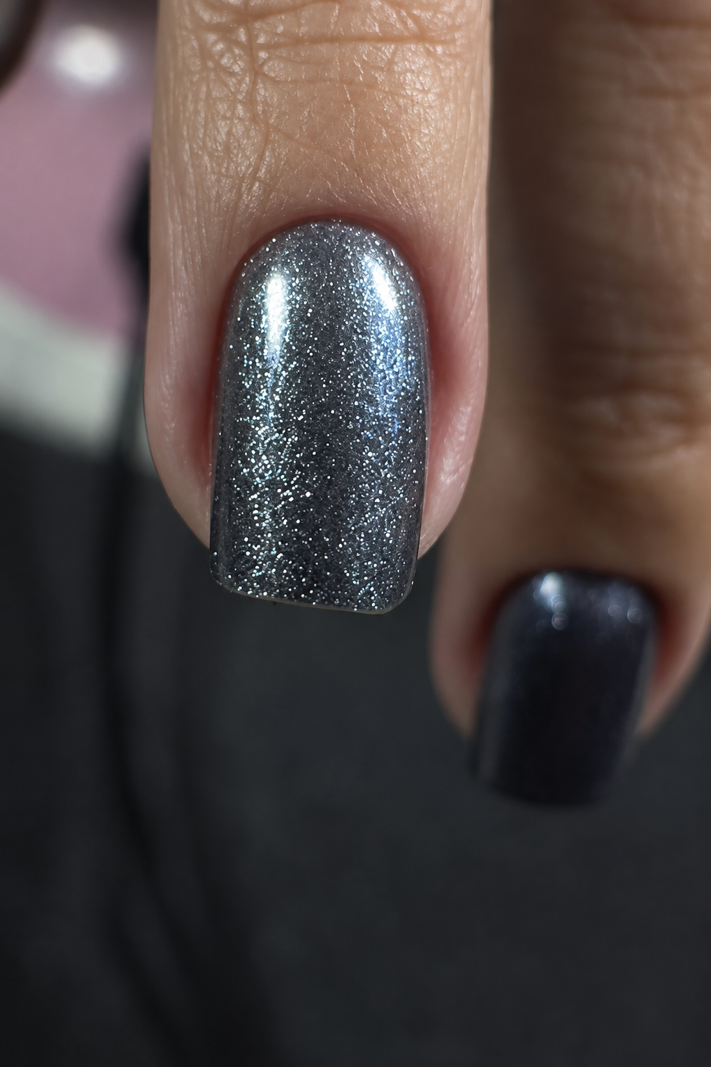 Uña de gel gris con brillo en primer plano