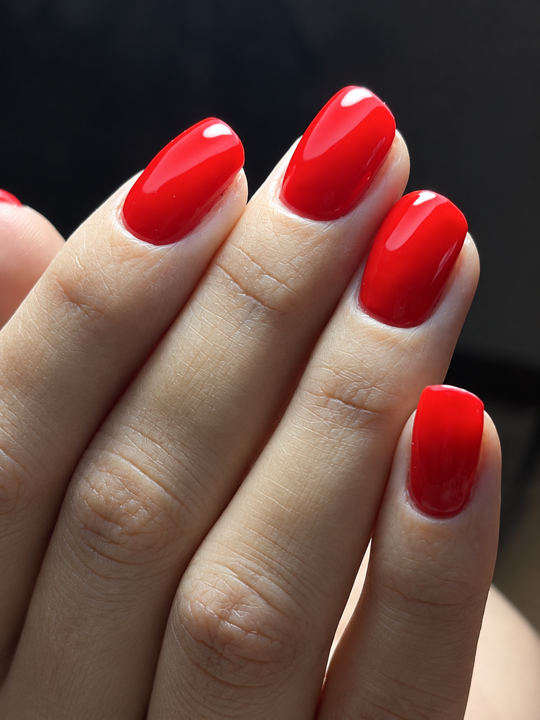 Manicura roja de polygel en primer plano